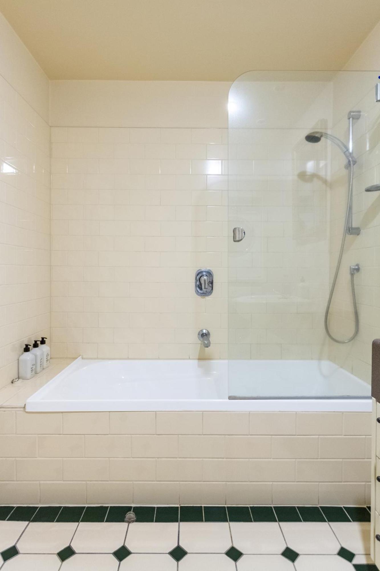 Beauty In The Cbd - 1Bed Free Parking Pool Christchurch Exterior foto